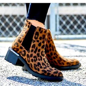 NWOB Vince Camuto Suede Leopard Chelsea Boot size 8 1/2 W